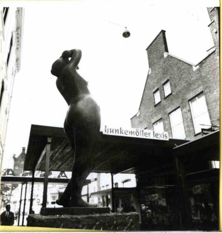 Haverstraatpassage 90 voorheen Haverstraat 46 Hunkemöller Lexis met standbeeld van Jespers. 1970..jpeg