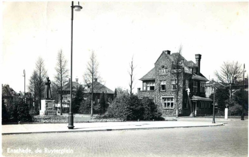 De Ruyterplein 2 huize Sonnevanck ambtswoning burgemeester Ariens monument.jpg