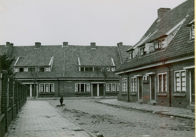 De Vluchtestraat 21-23-25-27 gezien vanuit Borgerstraat 1955.jpeg