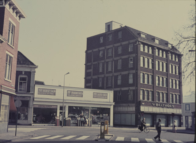 Haaksbergerstraat 27 Winkel van Walter vroeger pand Garage Heuwolt naast Belthoes gezien vanuit de Nijverheidstraat 14-10-1969.jpeg