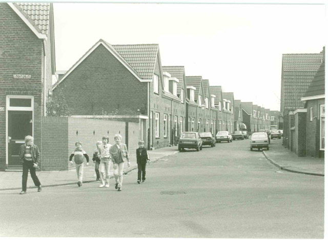Delistraat 52 links en 53 rechts hoek Getfertweg 75 april 1983.jpeg