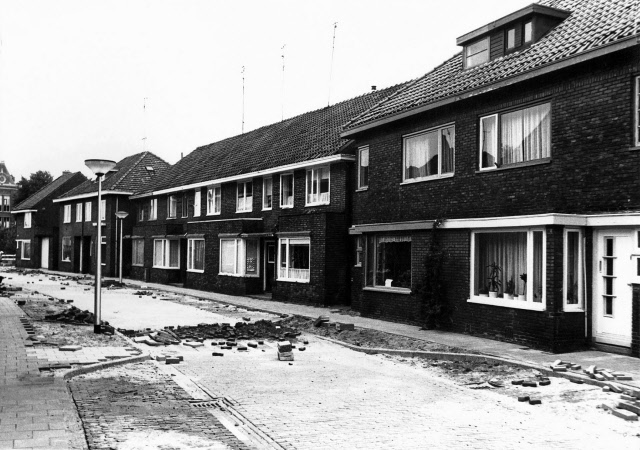 Delistraat 68-70-72-74-76 Woningen tijdens de aanleg van de nieuwe bestrating.jpeg