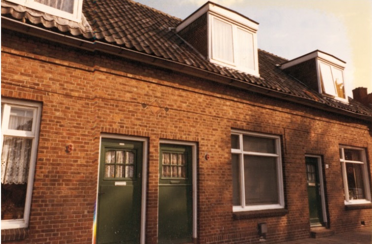 B.W. ter Kuilestraat 4-6-8 Voorzijde woningen Bouwjaar 1915. foto 1980. Vroeger Dennenweg 4-6-8.jpg