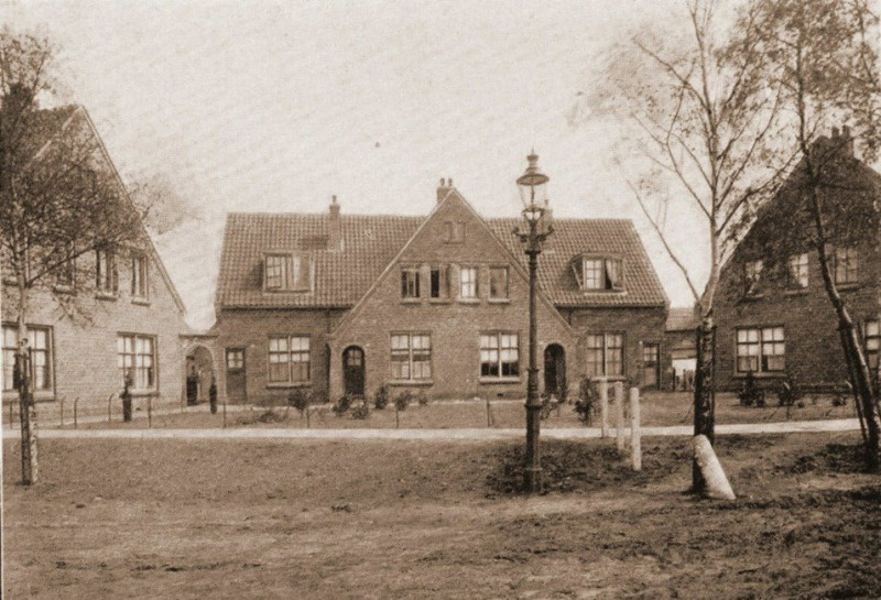 Dennenweg 16-18-20-22-24 vroeger Dennenplein nu B.W. ter Kuilestraat.jpg