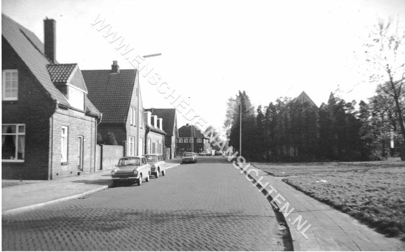 B W ter Kuilestraat 35 eerder Dennenweg richting Haaksbergstraat. Rechts staat nu Service Centrum West vroeger De Boei en Apostelenhof..jpg
