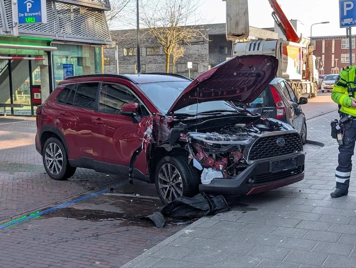 Brouwerijplein 49 auto-rijdt-door-deur-hekwerk-parkeergarage 7-3-2025.jpg
