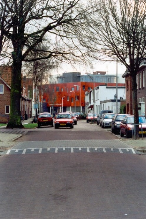 Dennenweg 53 rechts en achtergrond zicht op servicecentrum West aan de B.W. ter Kuilestraat.jpg