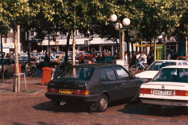 Klanderij 107 vanaf H.J. van Heekplein achtergrond Amici mannenmode 1994.jpeg