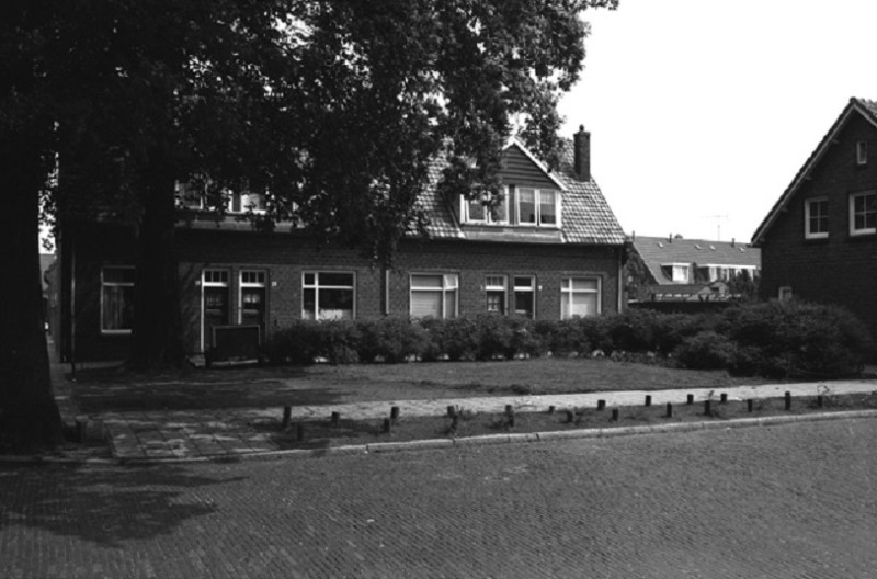 Dennenweg 56-58-60-62 hoek Weverstraat 1983.jpg