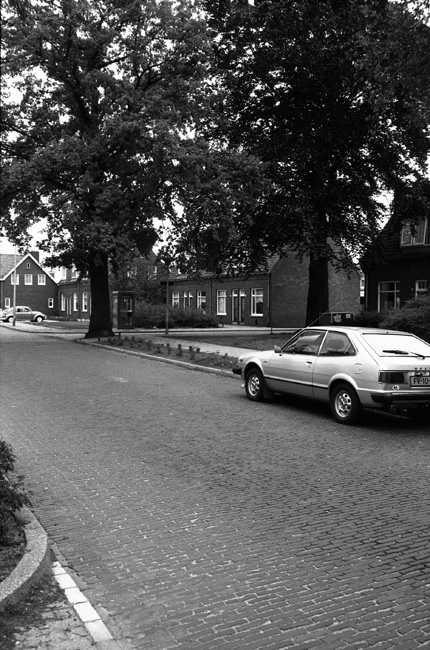 Dennenweg 62-64-66-68-70 hoek Weverstraat 1983.jpg