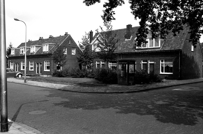 Dennenweg 64-66-68-70 rechts Weverstraat 1983.jpg