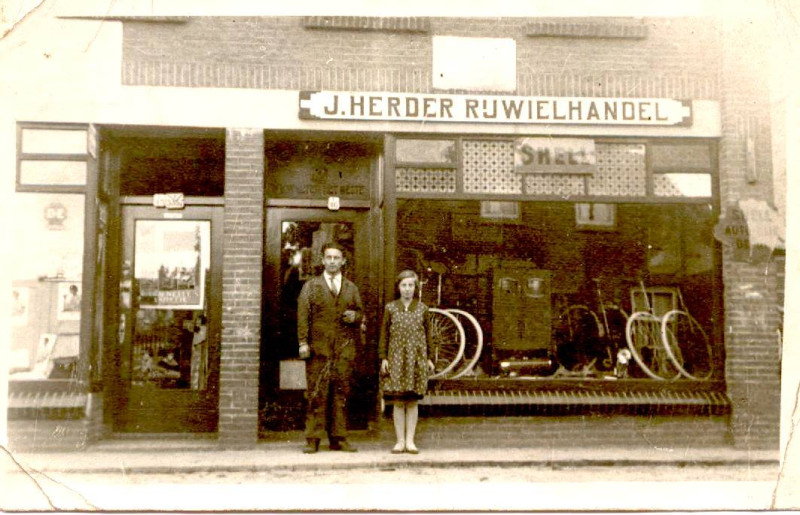 Dennenweg 135-137 rijwielhandel J. Herder.jpg
