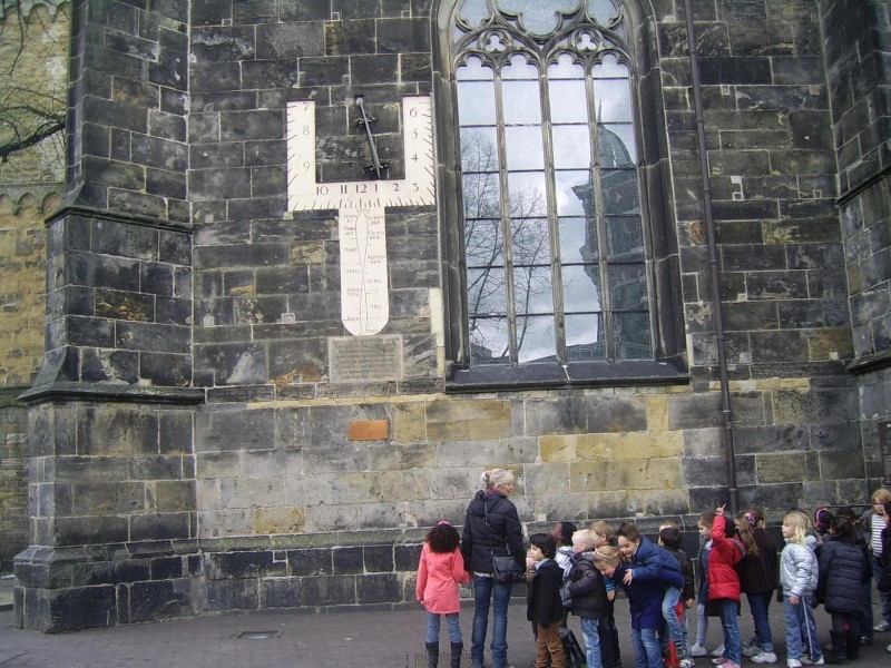 Oude Markt Grote Kerk zonnewijzer.jpg