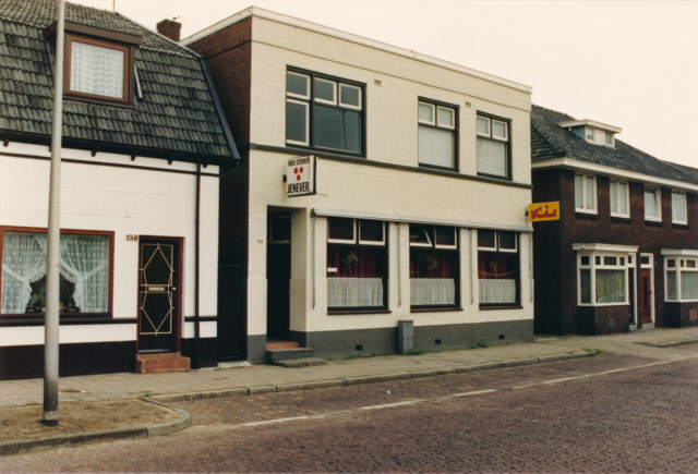 Dennenweg 154 Café Wiecher Dam (1939) vroeger was dit café De Den van P. Dam. ook was hier een italiaanse vereniging Circolo Sardo Eleonora D'arborea in gevestigd. juni 1987..jpeg