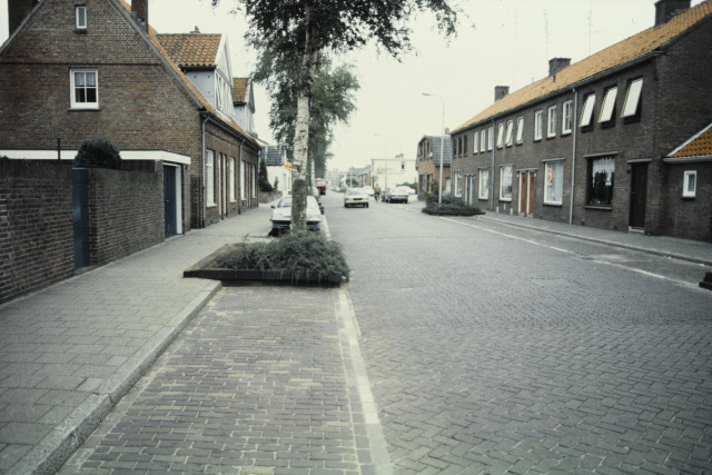 Dennenweg 178-180-182-184 links Straatbeeld met voorzijde woningen in de buurt Pathmos voor renovatie begin jaren 90.jpeg