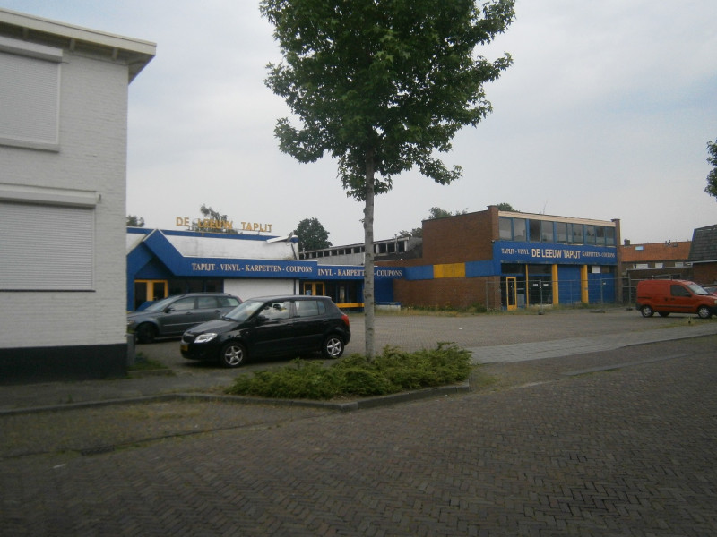 Dennenweg 179 De Leeuw Tapijt nu leegstand 8-6-2018.JPG