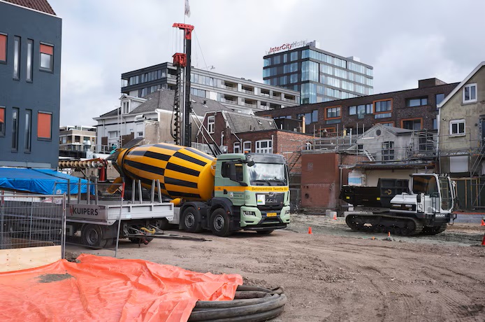 Korte Hengelosestraat het-stukje-niemandsland-tussen-de-stationsparkeergarage-en-de-achterkant-van-de-winkels-aan-de-korte-hengelosestraat-is-veranderd-in-een-bouwput.jpg