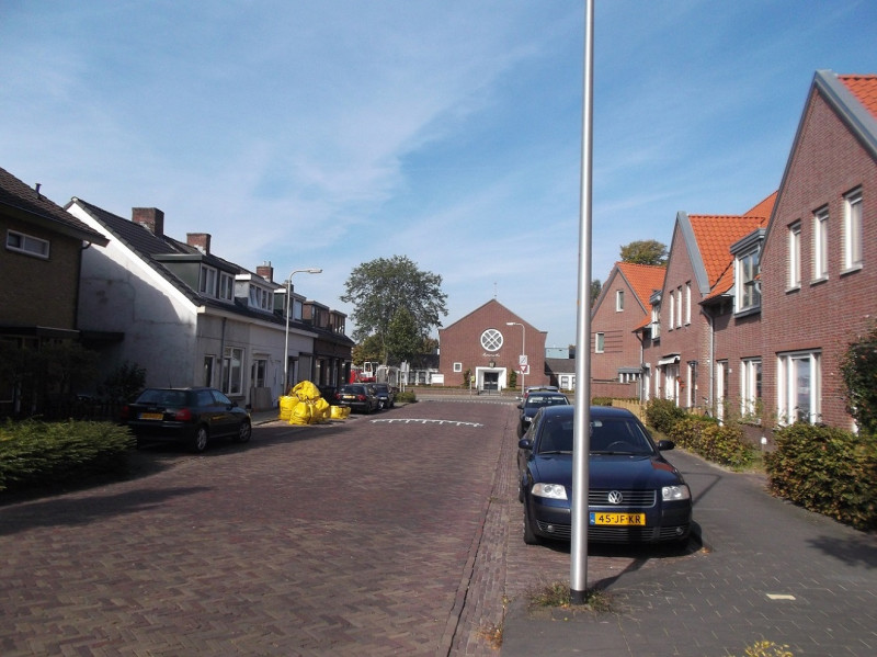 Dennenweg 251-259 links achtergrond Maranathakerk 2-10-2013.JPG
