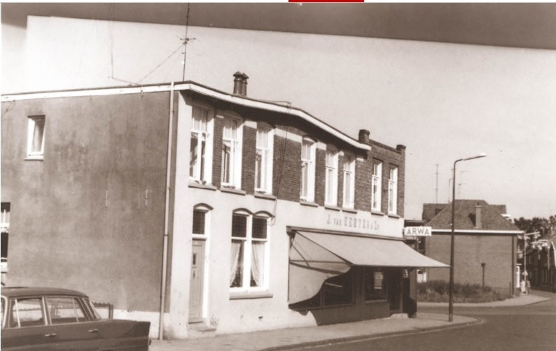 Oostveenweg 42-44-46 Voorzijde woningen en winkel J. van Eerten & Zn 1967.jpg