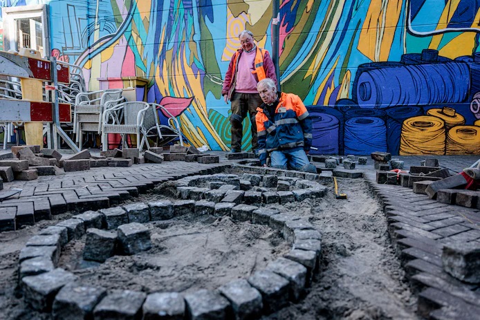Hofstraat 1 hoek Langestraat stratenmakers 700 jaar 2025.jpg