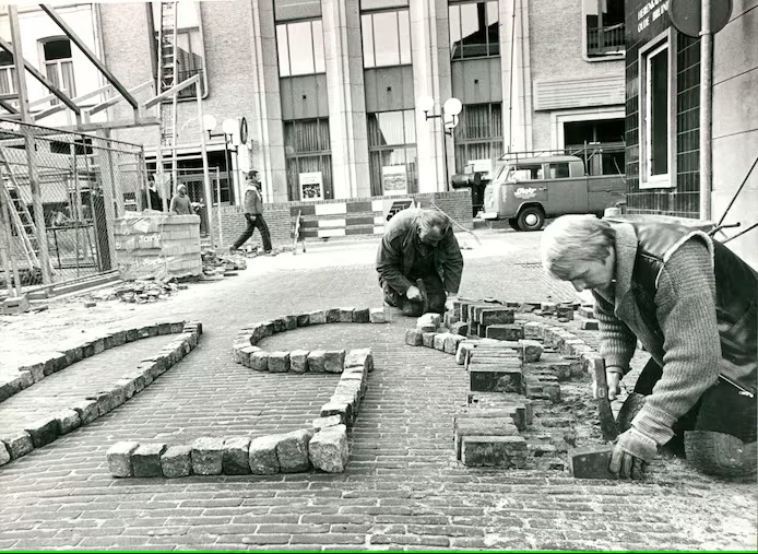 Hofstraat 1 hoek Langestraat stratenmakers 650 jaar 1975.jpg
