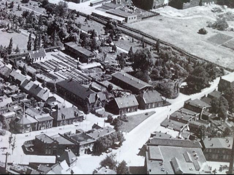 Deurningerstraat 16-18 en 18a Lonneker Landbouw- en Huishoudschool hoek Dr Benthemstraat (vroeger Kerkhofsteeg). luchtfoto 1932.jpg