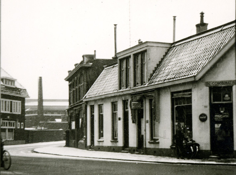 Deurningerstraat 28-28a links panden rijwielhandel Hondeveld en sigarenwinkel A.H. Grijsen.jpg