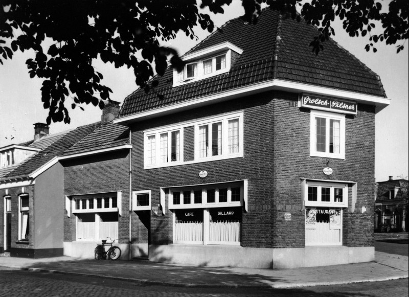 Deurningerstraat 30 Café Rest Odeon later Horizon hoek Lasonderstraat. Van 1946 tot 1971 was de heer Poelstra exploitant en in 1938 C.J. Nijland.jpg