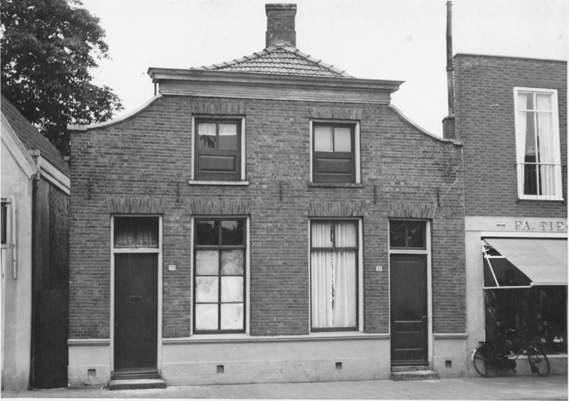 Deurningerstraat 35-37 oude pand  in 1954 afgebroken waarna loodgieterinstallateur Bosman er zijn winkel en werkplaats bouwt..jpg