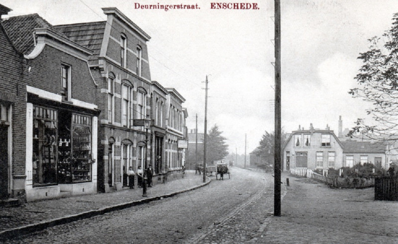 Deurningerstraat 39 links zaak in huishoudelijke artikelen van Leppen. Rechts hiervan, het hoge pand, zat de schoenenwinkels van Eenkhoorn. Later kocht Tiecke & Mulder beide panden.jpg