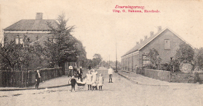 Deurningerstraat 30-48 rechts en links hoek Kottendijk 1905. eerste woning rechts,nr.30 werd in 1928 bij café-rest. Odeon aangetrokken en de laatste nr.48,waar bakker Weeink gevestigd was, werd in 1948 afgebroken.jpg