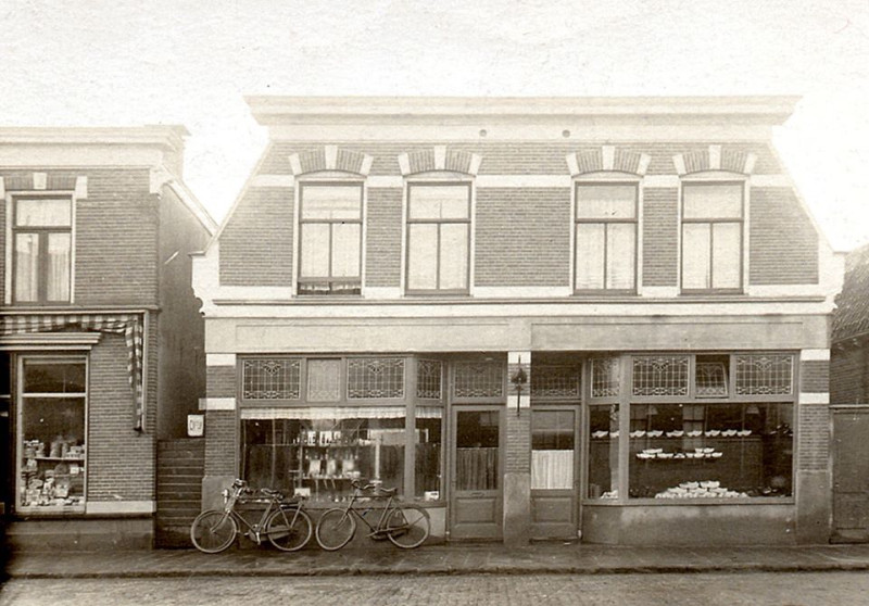Deurningerstraat 49-51 Delsink sigarenzaak en klompenzaak.jpg