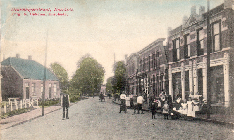 Deurningerstraat 59 rechts slagerij Kieskamp. overkant links 2 woonhuizen. In het rechtse huis woonde de familie Arke.jpg
