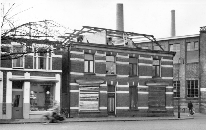 Deurningerstraat 59 R. Klijnstra zeevishandel eerder pand sigarenwinkel Averink en 61-63 sloop slagerij Hemmink 1959.jpg