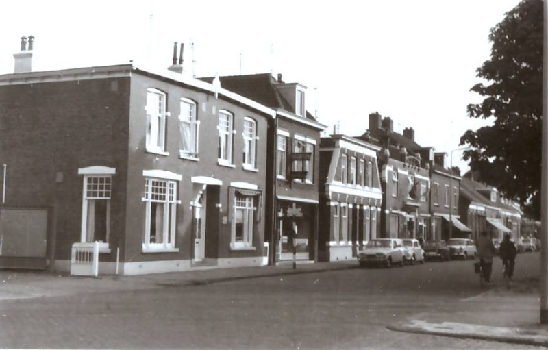 Deurningerstraat 60-64 richting het centrum. De spoorlijn die hier lag is nu de busbaan route geworden. 1967.jpg