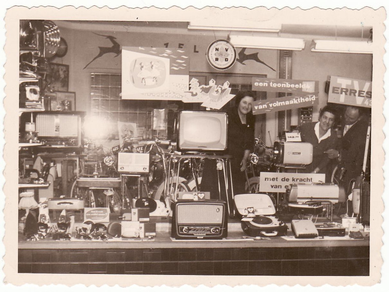 Deurningerstraat 113 etalage radiohandel Timmerman ca. 1950.jpg