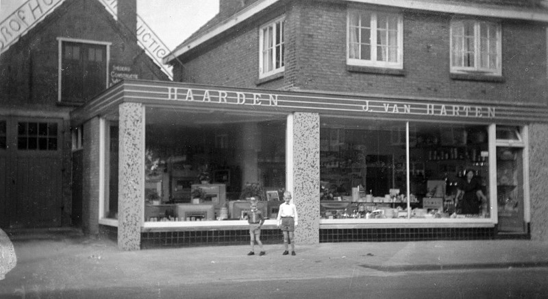 Deurningerstraat 117 winkel van Van Harten , tevens smederij. 1972.jpg