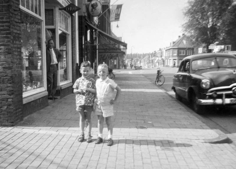 Deurningerstraat 117 links winkel van Harten 1956.jpg