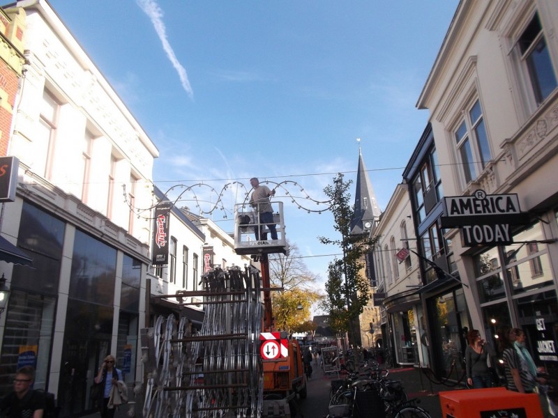 Marktstraat 22-10-2013 kerstversiering wordt aangebracht.JPG