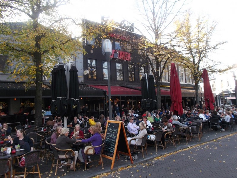 Oude Markt terras vol op 22-10-2013.JPG