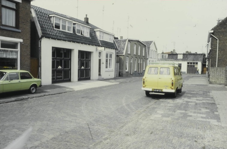Kneedweg 71-75 woningen en G.R. Boot autoschadeherstelbedrijf eerder pand schildersbedrijf Becker.jpg