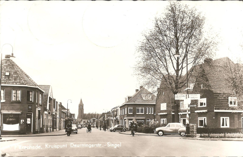 Deurningerstraat 135 hoek Boddenkampsingel Links de kruidenierswinkel van Breukers en daarnaast de kapsalon van Koershuis.Rechts van het midden 't Fruithuis Bargeman, later Weijma, op de hoek met de Renbaanstraat 1960.jpg