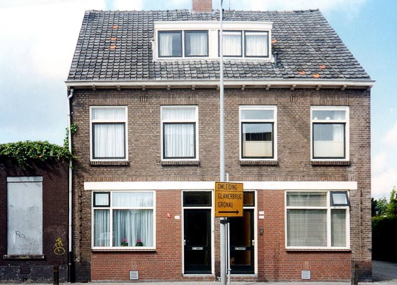 Deurningerstraat 171-173 links boekhandel Hutten rechts kapsalon Bartels.jpg
