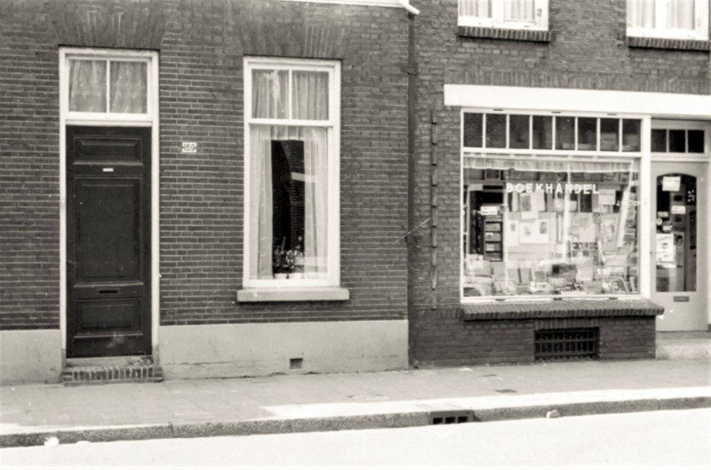 Deurningerstraat 169-171 boekhandel Hutten.jpg
