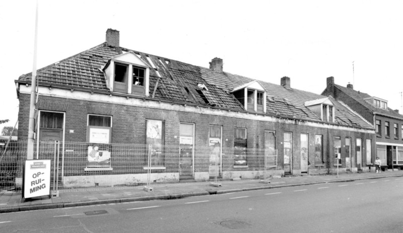 Deurningerstraat 157-169 en geheel rechts 171-173 . foto 1988.jpg