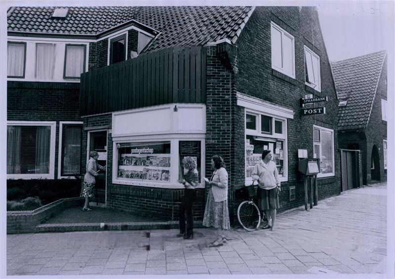 Laaressingel 123 hoek Asterstrstraat Reisbureau van Kempen.jpg