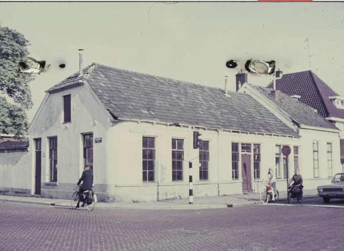 Deurningerstraat 180-182 hoek Roomweg Café Brinkers later Brandwijk 1942. Foto 12-5-1969.jpg