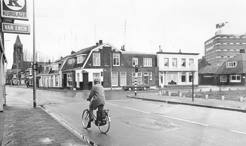 Deurningerstraat 184-186 hoek Roomweg tabakswinkel van Nieuwe Weme en links daarvan rijwielhandel Schoondermark.jpg