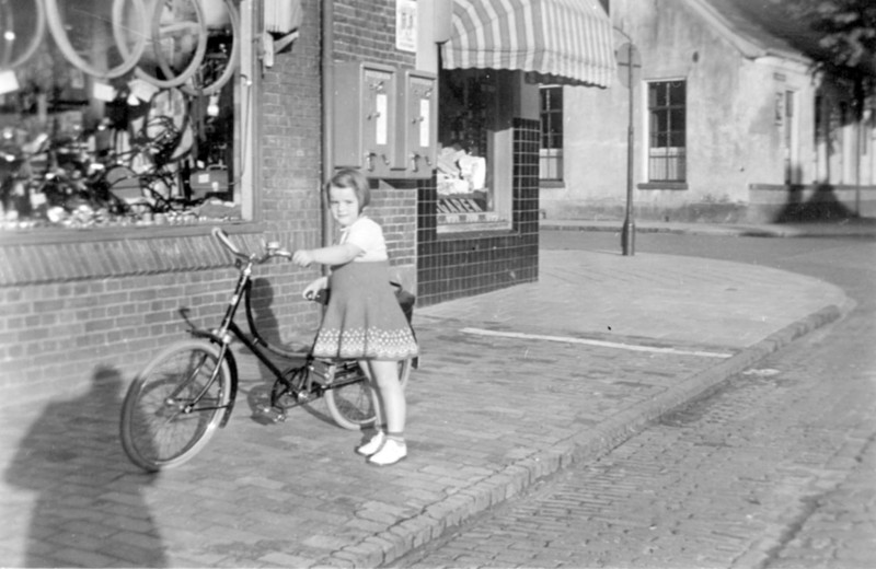 Deurningerstraat 186 rijwielhandel Schoondermark foto 1955.jpg