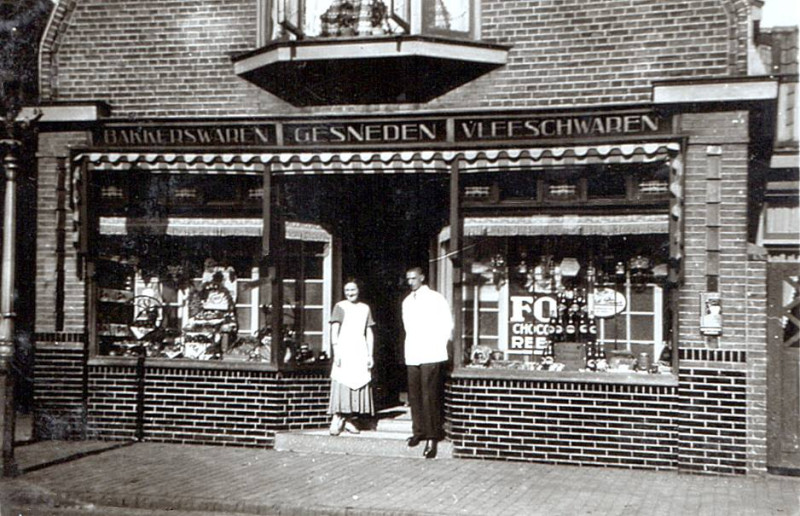 Deurningerstraat 198 comestibleszaak H.Haverkate 1930 later drogisterij De Gaper van C. Verbeek.jpg